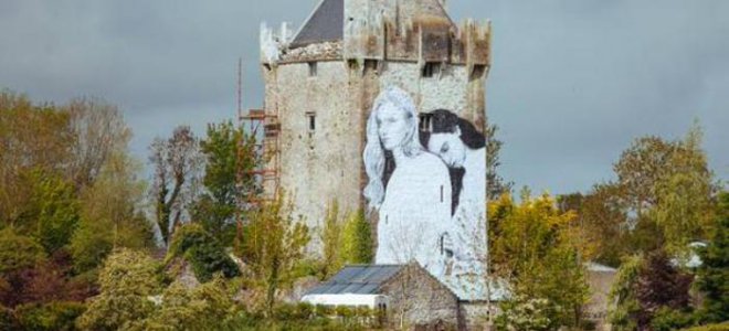 Древний замок в Ирландии покрыли огромной фреской с лесбиянками