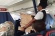 Пилот задержанного рейса прямо в самолет заказал пиццу для пассажиров