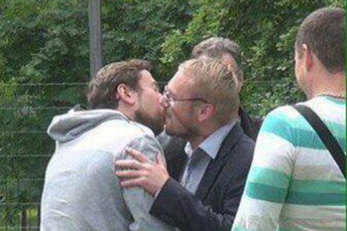 Депутат-гомофоб полез целоваться к православному активисту