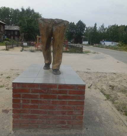 Любитель селфи свалил памятник Ленину