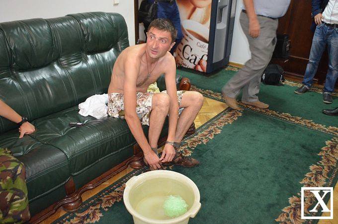 В Луцке мужчина помылся в горсовете в присутствии депутатов
