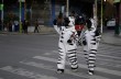 Самые странные профессии мира: люди-зебры и случайные попутчики