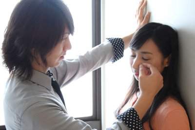 В Японии женщин от слез на работе будут спасать симпатичные мужчины