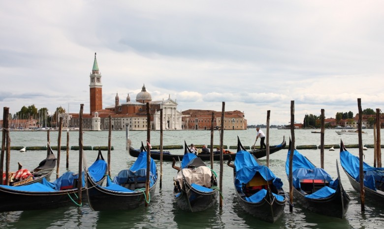 Туристы угнали из Венеции гондолу