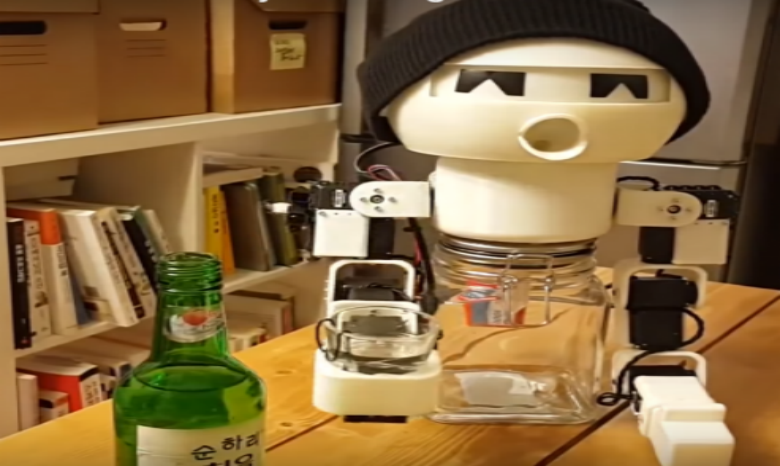 Японцы шутят: ученые создали робота, который не прочь с вами выпить