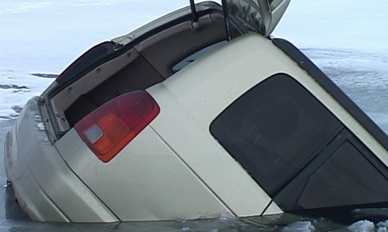 Секс в джипе закончился тем, что автомобиль провалился под лед