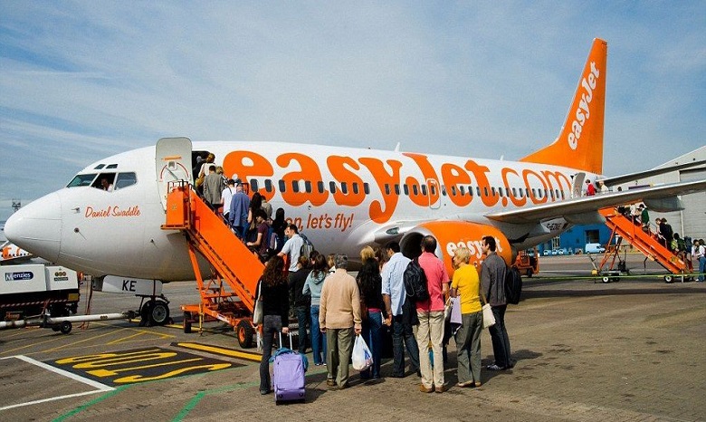Пассажир британского лоукостера надел на себя всю одежду из чемодана в целях экономии
