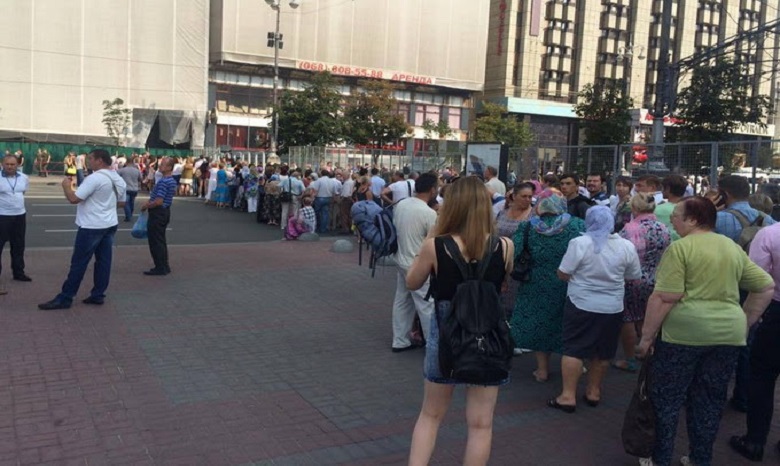 В Киеве для участников Крестного хода вместо 20 металлоискателей установили 5 (ФОТО)