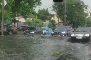 В Одессе потоп из-за сильного ливня, на дорогах километровые пробки (ВИДЕО)