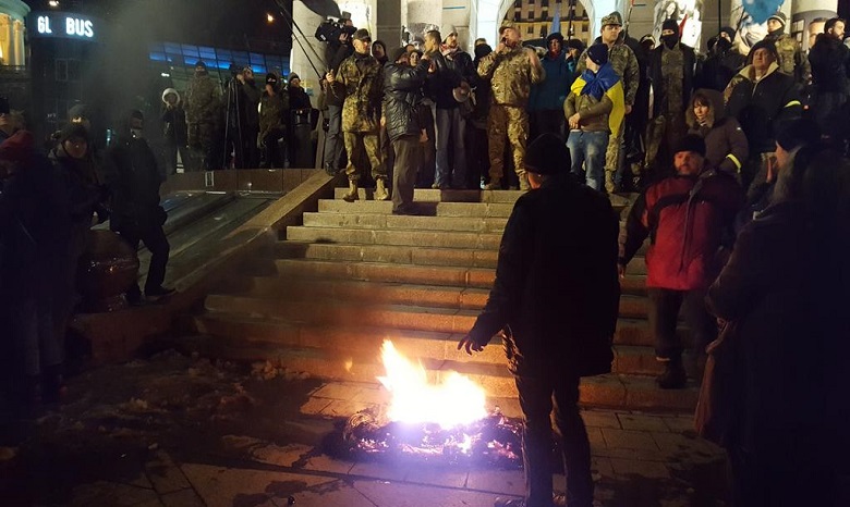 В центре Киева произошли стычки с правоохранителями, снова пылают покрышки