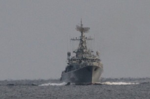 Военный корабль РФ преградил путь украинскому пограничному судну в Черном море (ВИДЕО)
