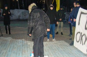 В Виннице активисты сожгли российский флаг (ВИДЕО)
