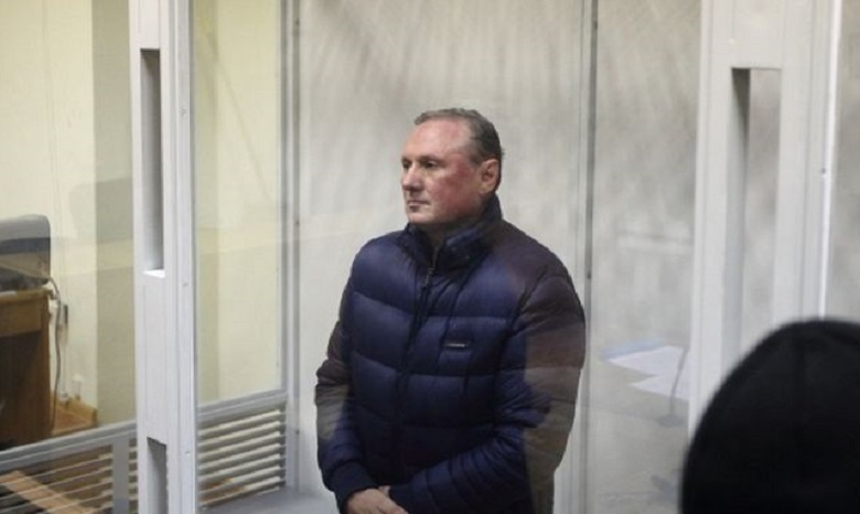 Суд продлил Ефремову арест до конца апреля
