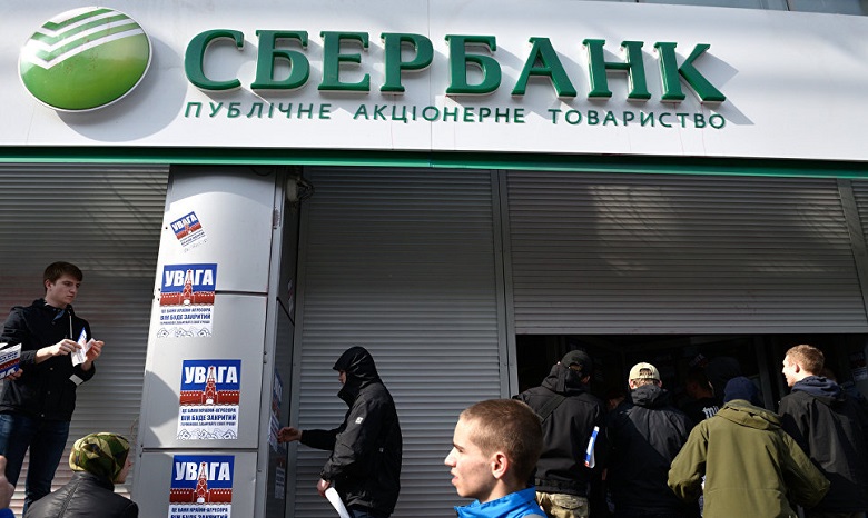 Кремль обещает отреагировать на санкции против российских банков в Украине