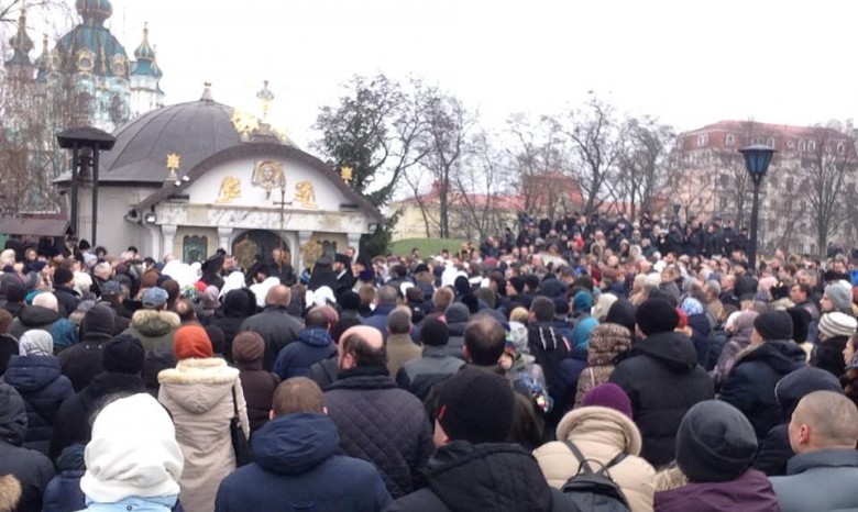 Более 20 тысяч киевлян поддержали Десятинную церковь