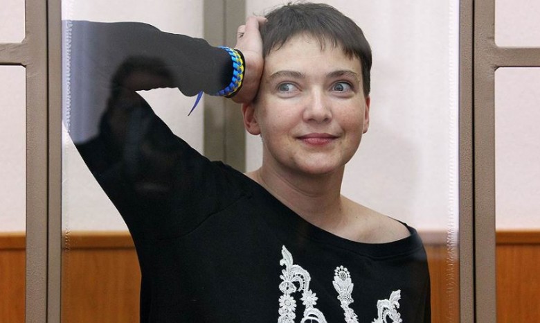 Савченко обнародовала видео, на котором снимает с себя рубашку