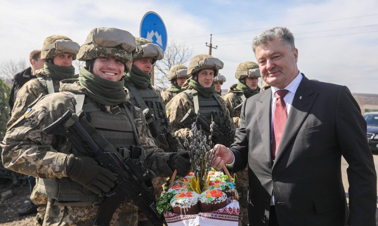 Порошенко разрешил украинским военным отстреливаться