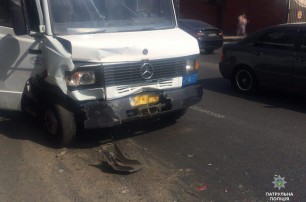 В Одессе столкнулись автобус и легковушка, 11 человек пострадали