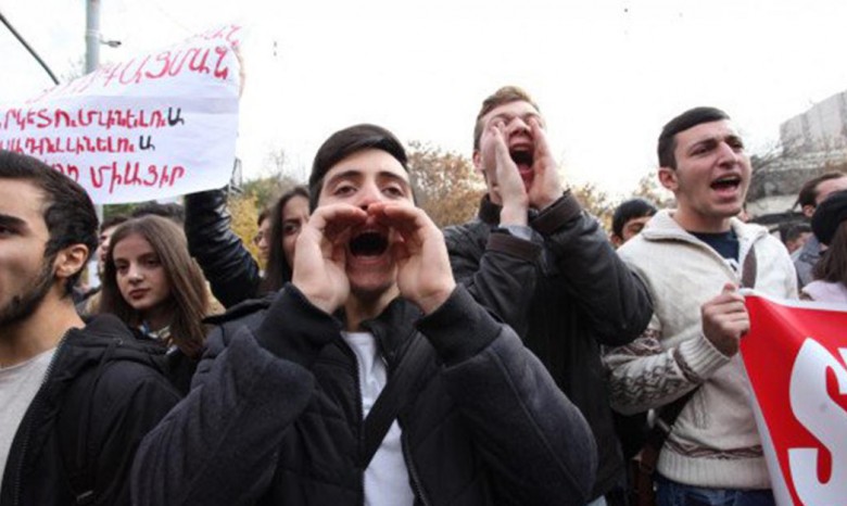 В Ереване начались массовые акции протеста
