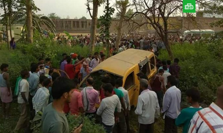 В Индии столкнулись школьный автобус и поезд: погибли 13 детей