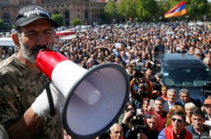 Тысячи людей вновь вышли на улицы Еревана