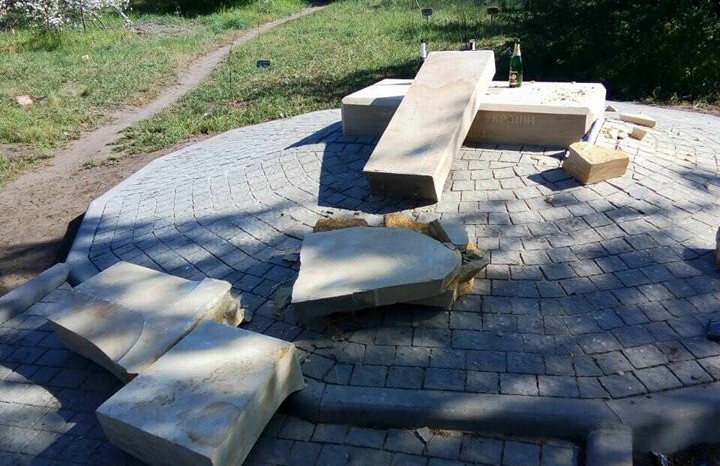 В Запорожье разрушили памятник воинам АТО