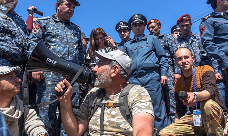 Лидер протестов в Ереване призвал временно остановить акции