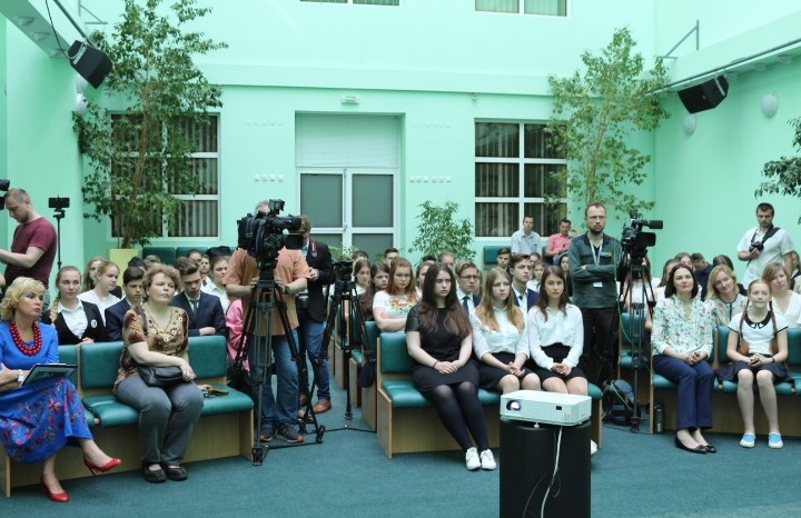 200 украинских школ стали победителями проекта "Компола"