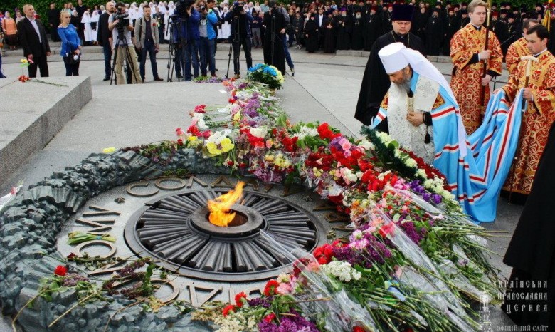 В Парке Славы Предстоятель УПЦ и сотни верующих молились о погибших в годы Второй мировой войны