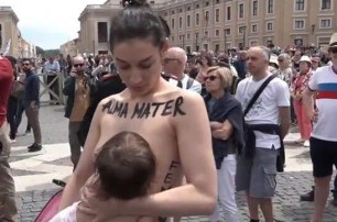 Участница FEMEN разделась на площади Сан Петро в Ватикане