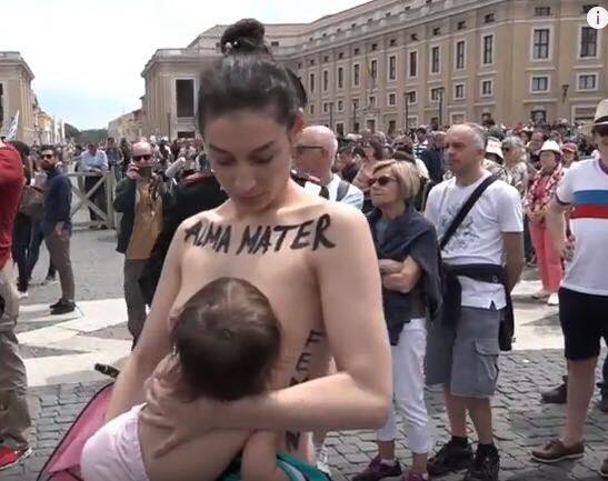 Участница FEMEN разделась на площади Сан Петро в Ватикане