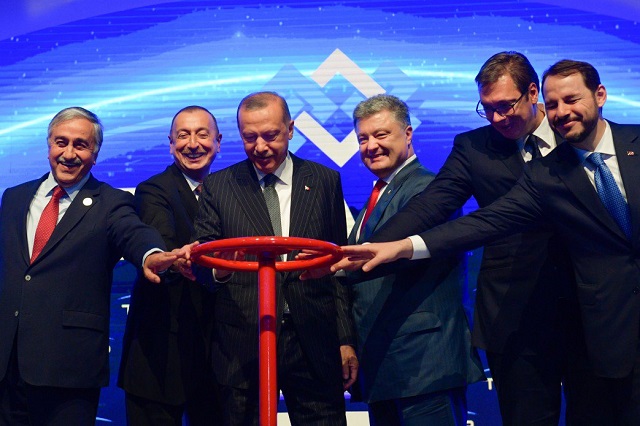 Президент Украины принял участие в открытии газопровода в Европу