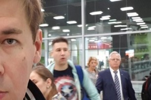В сети высмеяли Симоненко, которого застукали в очереди на самолет в РФ (ФОТО)