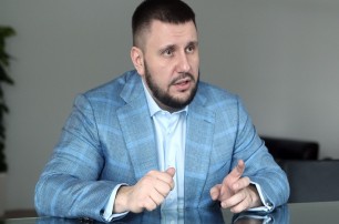 Суд разрешил военной прокуратуре заочное расследование в отношении экс-министра Клименко