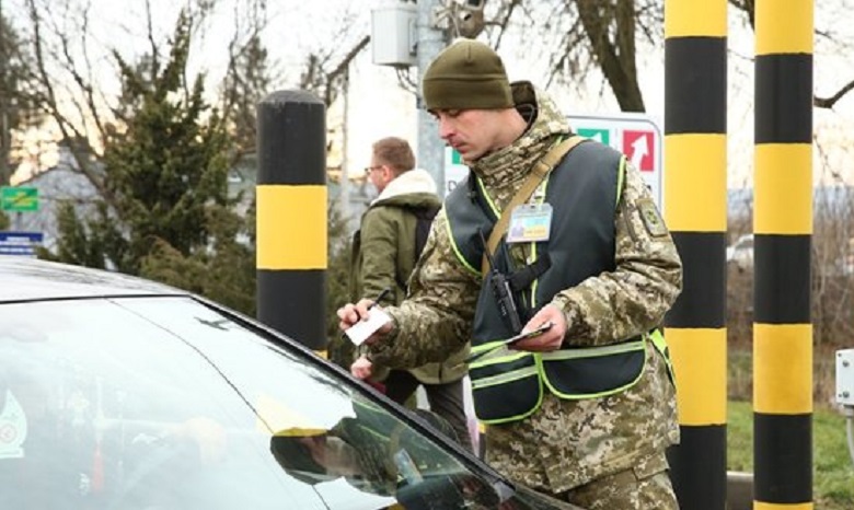Поток россиян в Украину уменьшился в два раза - пограничники