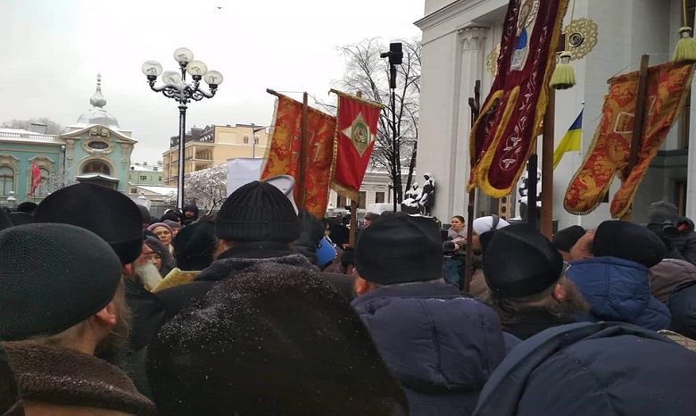 Тысячи верующих УПЦ возле Верховной Рады молятся против принятия антицерковных законопроектов