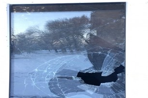 В Ужгороде вандалы разбили окно храма УПЦ