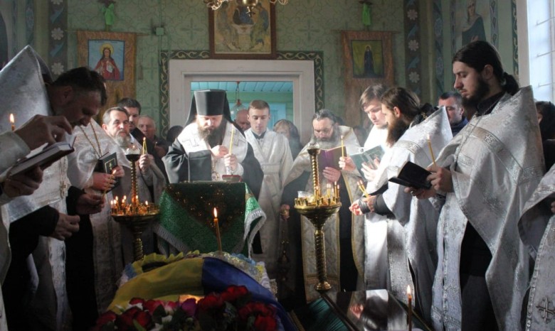 Священники Ровенской епархии УПЦ совершили чин отпевания погибшего украинского воина