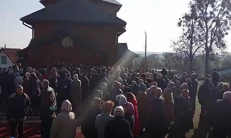 В Ровенской области сторонники ПЦУ штурмом взяли храм УПЦ во время богослужения
