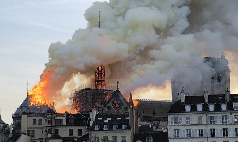 В Париже сгорел знаменитый Собор парижской богоматери