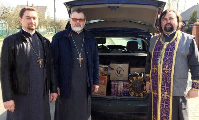Верующие УПЦ Волыни передали пасхальные корзины военным на Восток Украины