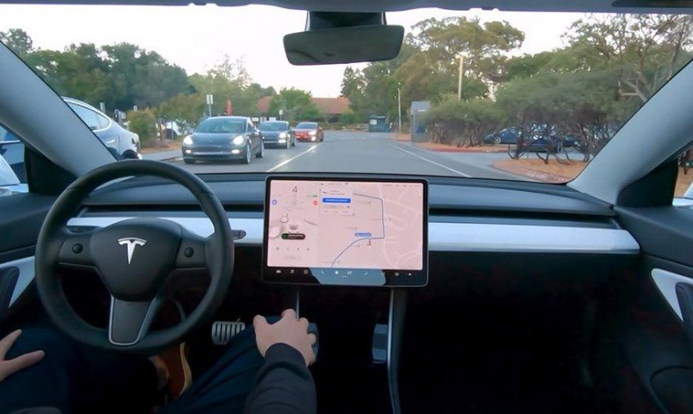Tesla презентовала работу уникального автопилота