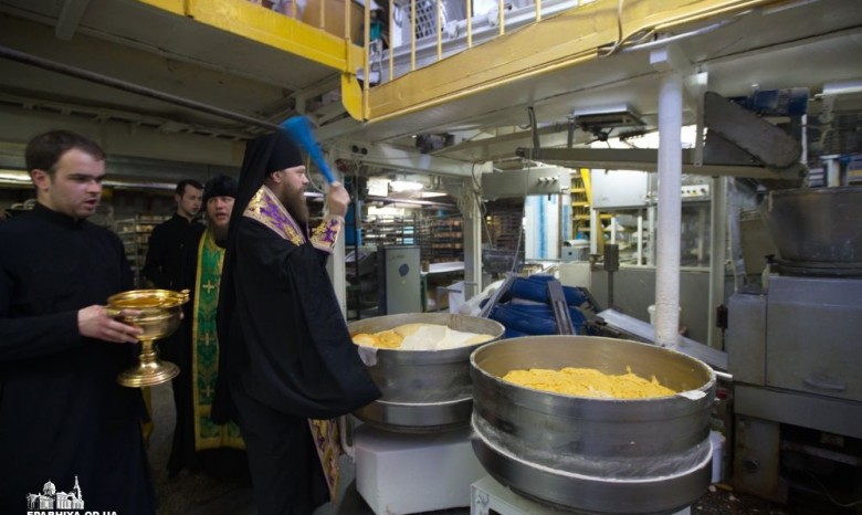 На хлебзаводе в Одессе отслужили молебен перед началом выпечки пасхальных куличей