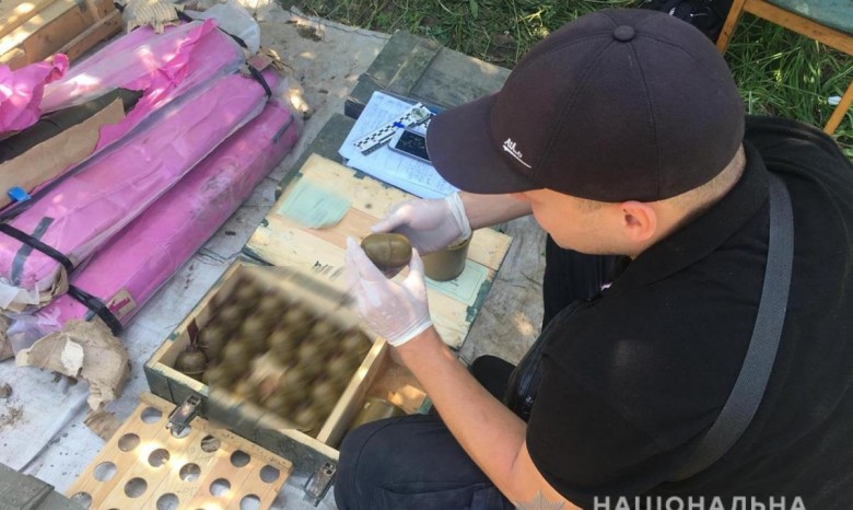 В саду жителя Ривненщины откопали крупнейший в Украине схрон боеприпасов