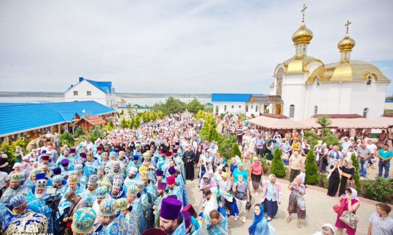 Тысячи верующих УПЦ отметили праздник Тихвинской иконы Божией Матери в Свято-Покровском скиту на Одещине