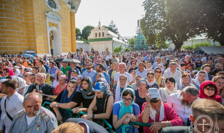 В Киево-Печерской лавре десятки тысяч верующих со всей Украины молились накануне Дня Крещения Руси