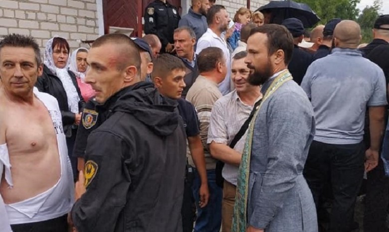 На Хмельниччине во время штурма храма радикалы избили священника и полицейских