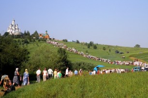 На Буковине в день Спаса верующие прошли 50 км и по традиции взобрались на коленях на святую гору