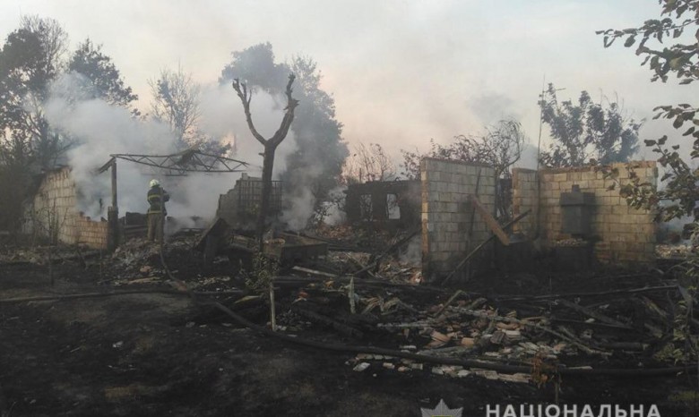 На Киевщине из-за поджога травы сгорели дома и машины