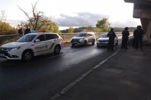 Вооруженный мужчина угрожал взорвать мост в Киеве. Его задержали ФОТО